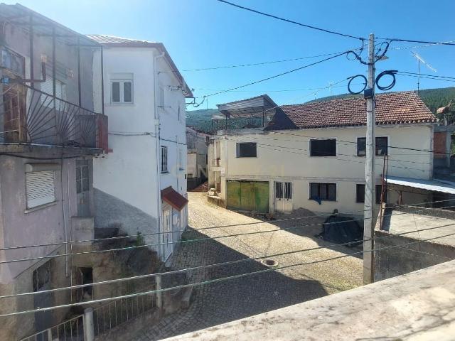 Casa T4 com Garagem e Varanda em Barroca, Fundão