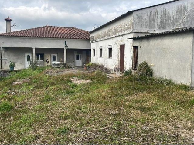 Moradia T4 com terreno em Vila Nova de Anha