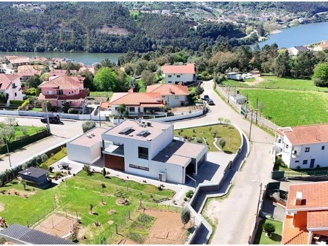 Moradia T4 com terreno | Jardim | Rio Douro Rio Mau, Penaf. 315m² Rio Mau e Arcos