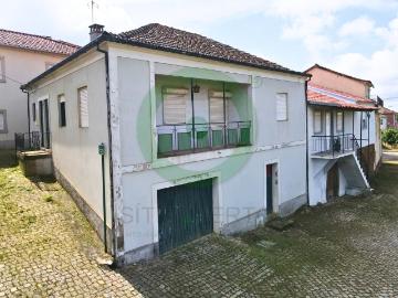 Moradia T4 com Três Frentes no Brinço — Oportunidade de Investimento por apenas 45.000€