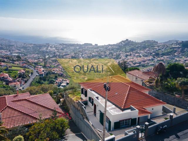 Moradia T4 com Vista Deslumbrante para a Baía do Funchal em. 193m² São Martinho