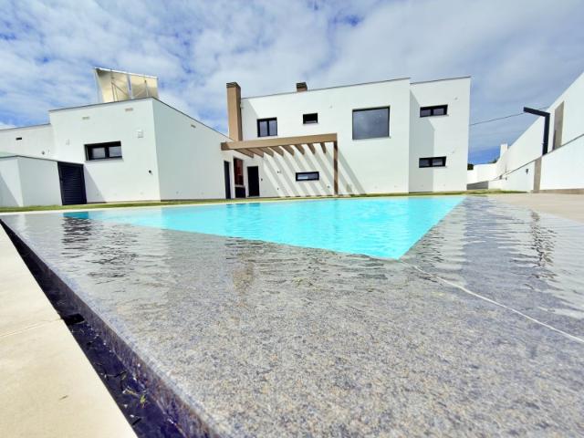 Moradia T4 com Vista Mar, Piscina e Acabamentos Premium