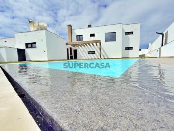 Moradia T4 com Vista Mar, Piscina e Acabamentos Premium