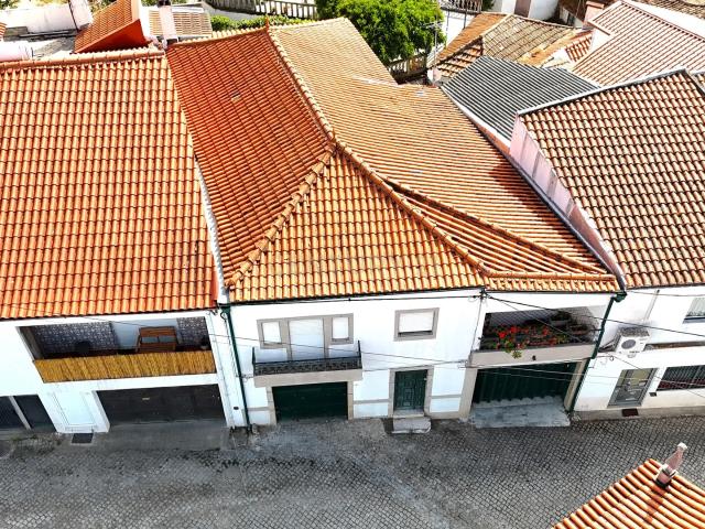 Moradia T4 com adega no Douro Vinhateiro, em Castanheiro do Sul, São João da Pesqueira, Viseu