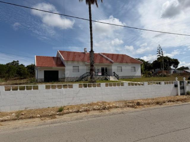 Moradia T4 com amplo terreno a poucos minutos da praia de Santo André