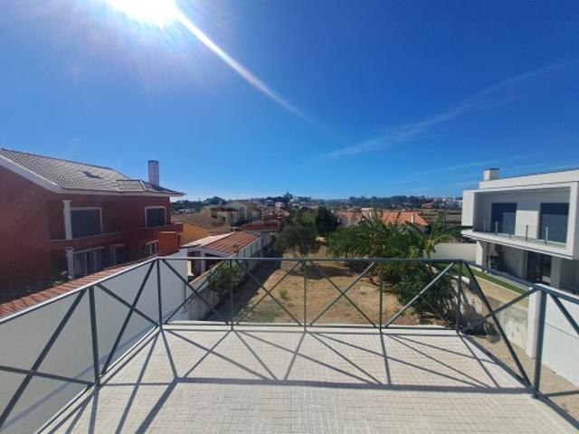 Moradia T4 com amplo terreno e varanda em Manique de Baixo, Alcabideche