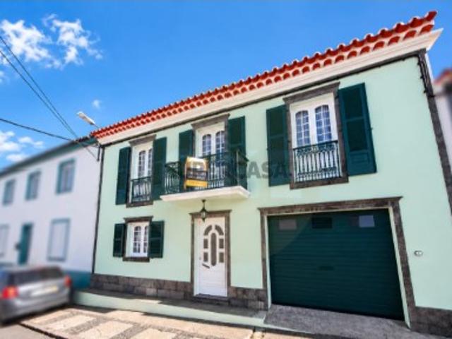 Moradia T4 com Amplo Espaço Exterior na Lomba da Maia