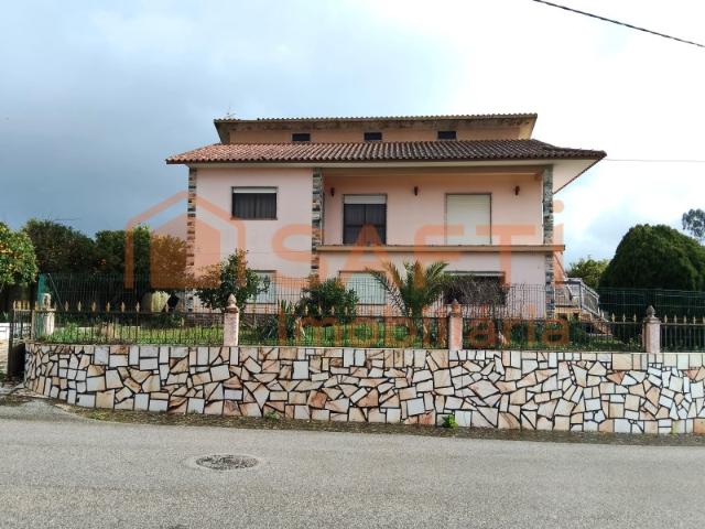 MORADIA T5, COM GARAGEM, ANEXOS, FURO, POÇOS E TERRENO DE CULTIVO