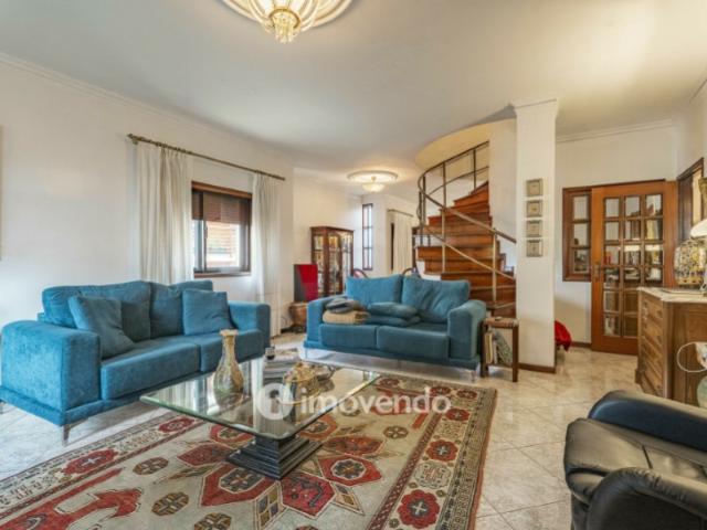 Moradia T4 com áreas amplas, garagem e jardim, na Maia