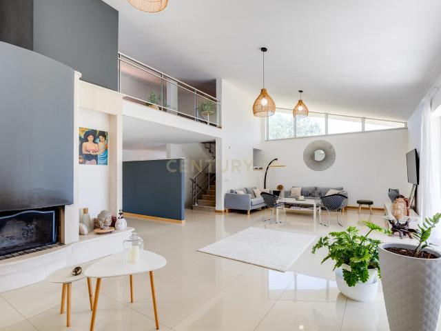 MORADIA T4 COM ARQUITETURA MODERNA EM CARREGUEIRO, POMBAL