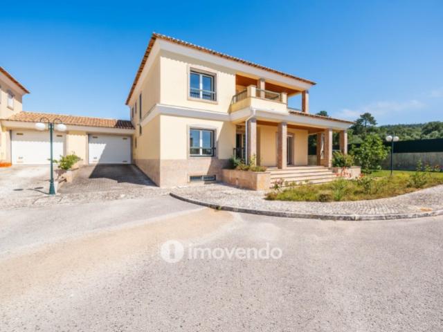 Moradia T4, com condomínio com piscina, em Almargem do Bispo