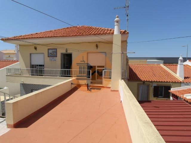 Moradia T4 com Duas Entradas Independentes a 1,5 km da Praia. 98m² Altura