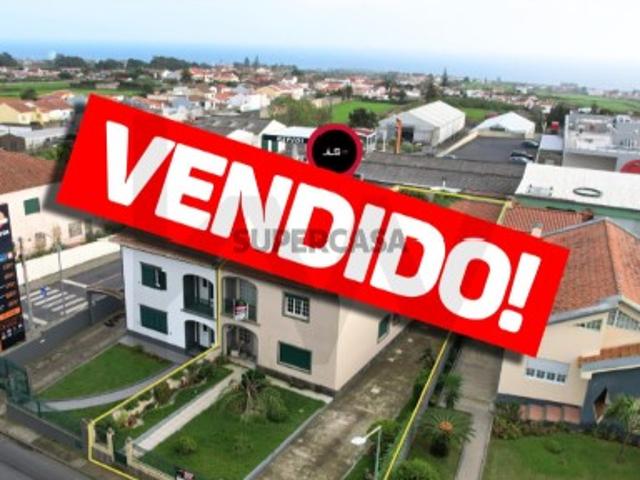 Moradia T4 com entrada e garagem na Freguesia de Arrifes, Ponta Delgada