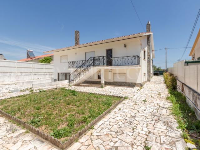 Moradia T4 com Espaços Multiusos e Lote de 1122 m² Tomar