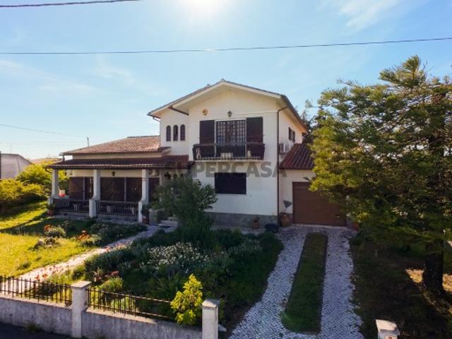 Moradia T4 estilo Chalé c/ Garagem e Jardim Abrantes