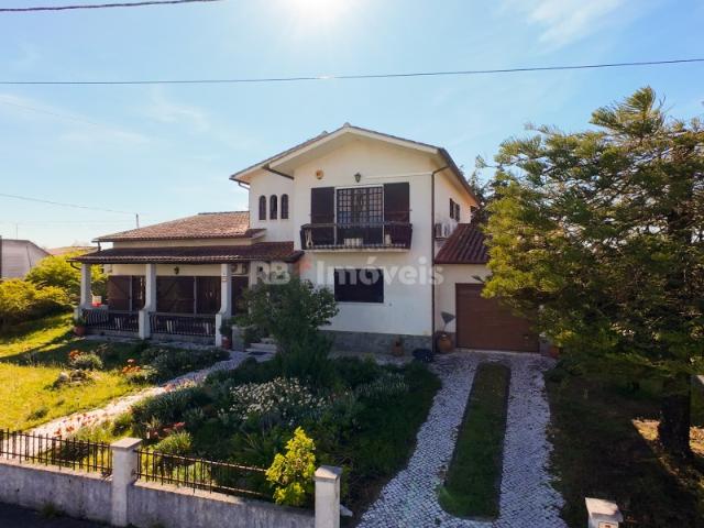 Moradia T4 estilo Chalé c/ Garagem e Jardim Abrantes
