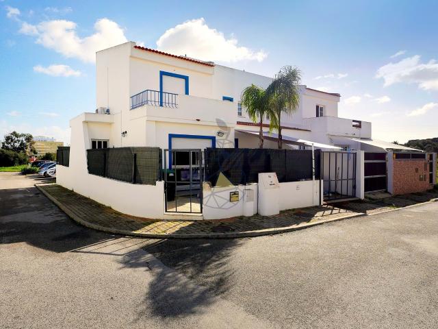 Moradia T4 com excelente localização familiar em Portimão