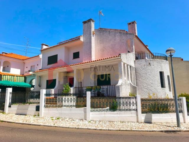 Moradia T4 com garagem no Bairro Europa, em Elvas