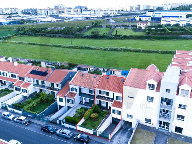Moradia T4 com Garagem, Ampla Área Exterior e Potencial de Investimento na Fajã de Baixo