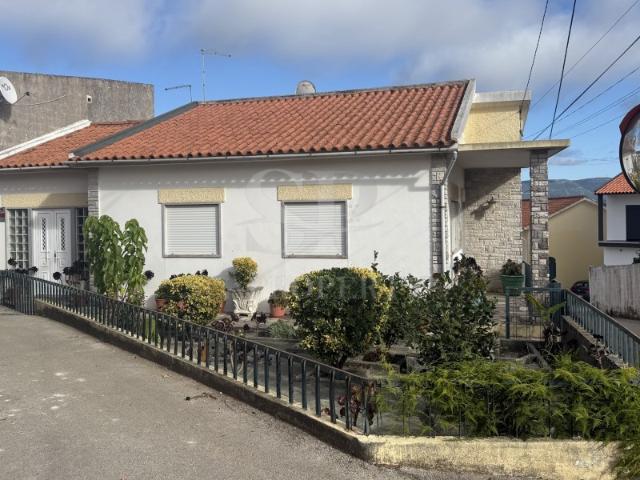 Moradia T4 com garagem e amplo espaço exterior nos Montes