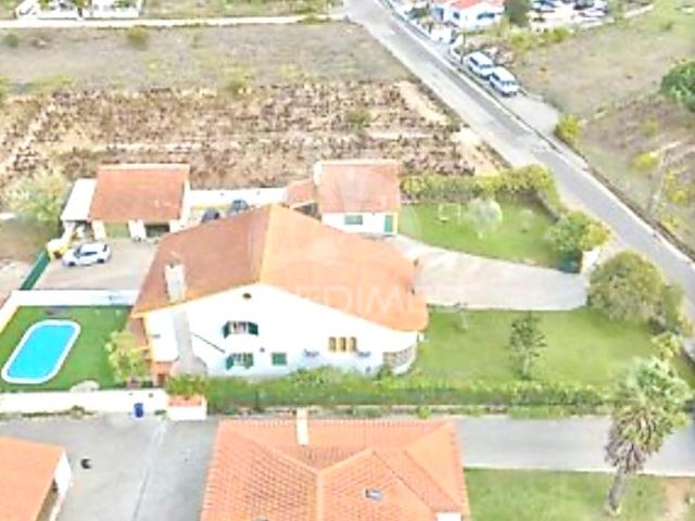 MORADIA T4 COM GARAGEM E AMPLO TERRENO – VALE DE SANTARÉM