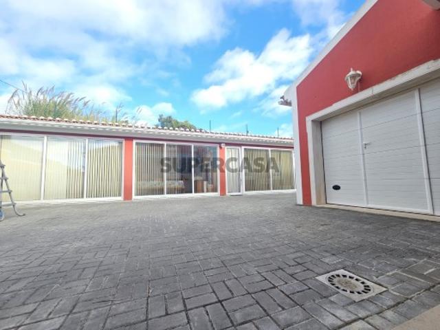 Moradia T4 com garagem e espaço exterior Zona Torres Vedras