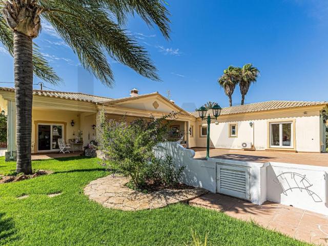 Moradia T4 com garagem e jardim em Bemparece, Carvoeiro 208m² Lagoa e Carvoeiro