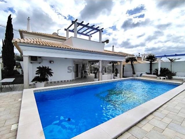 Moradia T4 com garagem e piscina, a 900 metros da praia dos Olhos de Água Albufeira