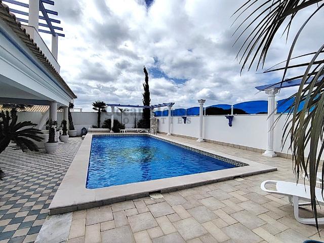 Moradia T4 com garagem e piscina, a 900 metros da praia dos. 265m² Albufeira e Olhos de Água