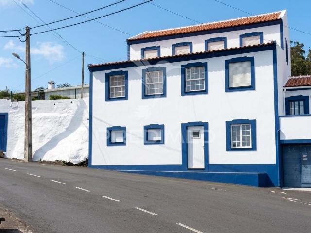 Moradia T4 com garagem e quintal