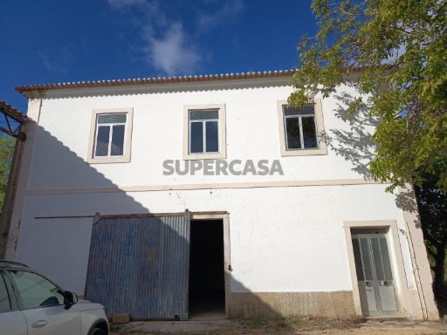 Moradia T4 com garagem em Torres Novas