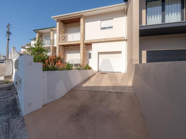 Moradia T4 com Garagem, Espaço Exterior e Zona de Convívio Tavarede, Figueira da Foz