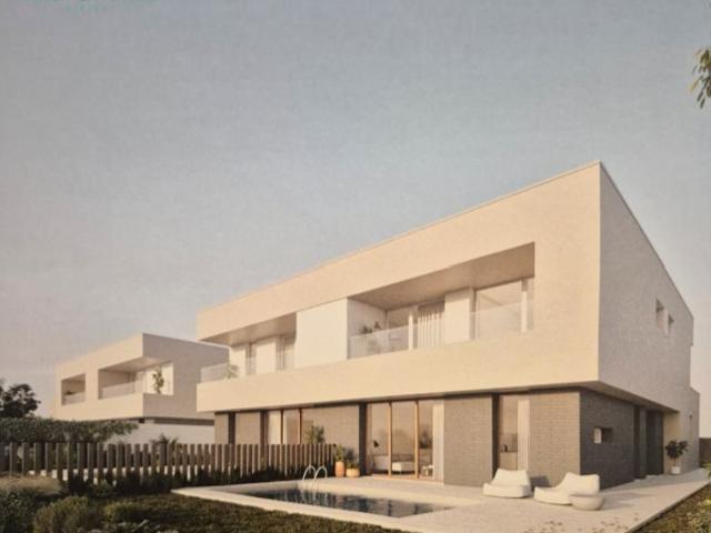 Moradia T4 com Garagem Fechada em Oliveirinha