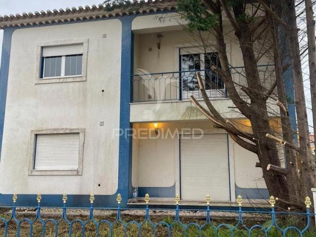 Moradia t4 com garagem para arrendamento,torres vedras, silveira
