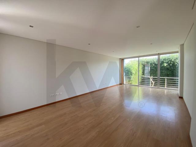 Moradia T4 com garagem para arrendar em Angeiras / Lavra a 2 minutos da praia