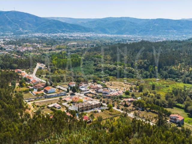 Moradia T4 com Garagem, Pátios e Vista para a Serra da Lousã