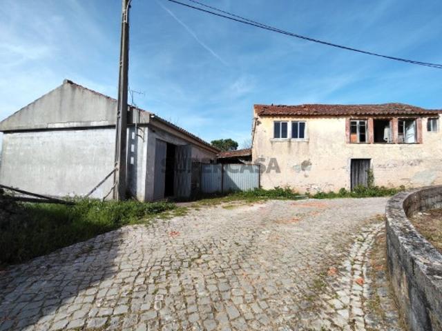 MORADIA T4, COM GARAGEM, POÇOS, TERRENO E RUINAS EM PEDRA