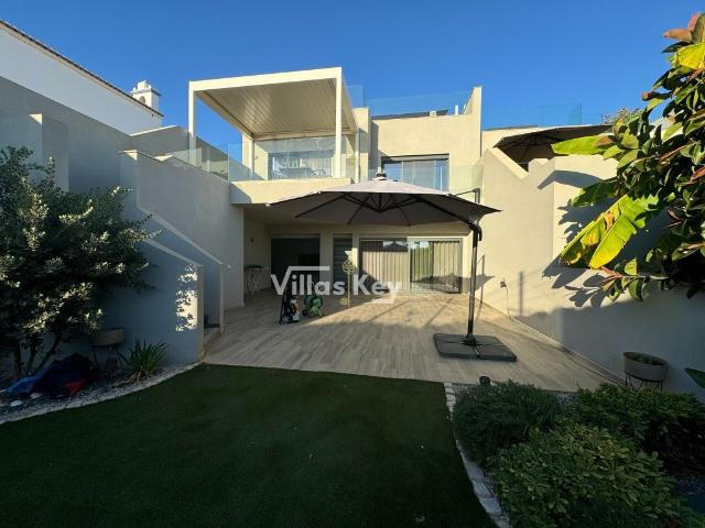Moradia T4 com Jacuzzi, Terraço Rooftop e Pátio Privativo 209m² Estômbar e Parchal