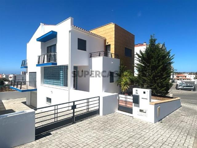 Moradia T4 com Jardim, Garagem e Vista Mar Nazaré