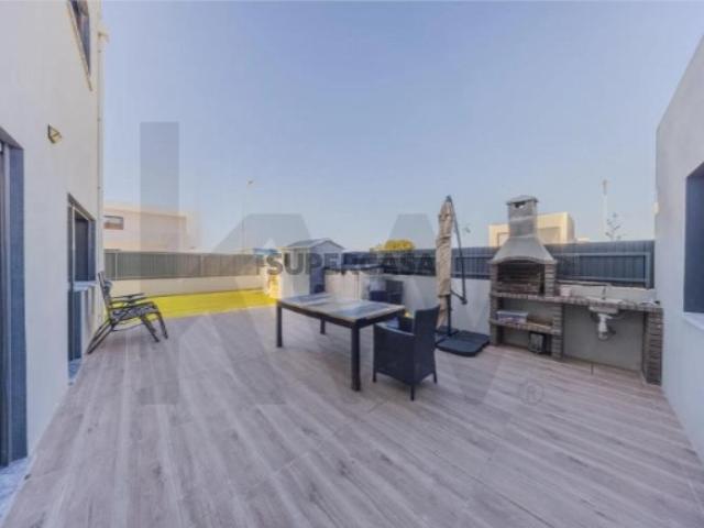 Moradia T4 com Jardim, Garagem e Vista para a Serra de Sintra
