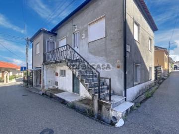 Moradia T4 com jardim e espaço exterior