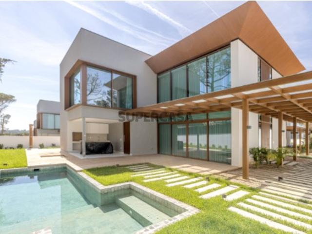 Moradia T4 com jardim e piscina no Estoril