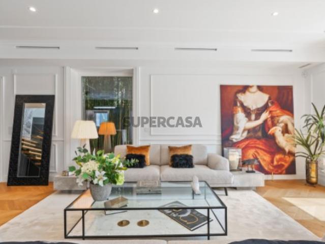 Moradia T4 com jardim e piscina em Cascais