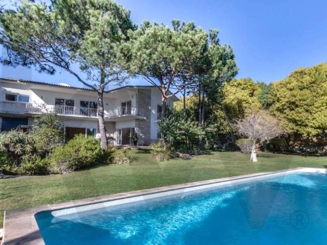 Moradia T4 + 1 com Jardim e Piscina para arrendamento junto ao Golf do Estoril localização premium