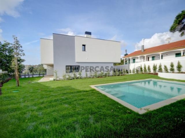 Moradia T4 com Jardim e Piscina
