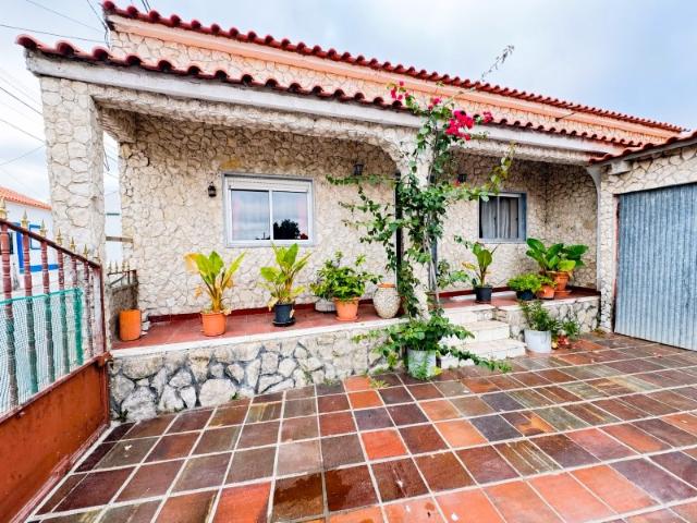 Moradia T4 com Jardim em Campo Caldas da Rainha | Espaço, Charme e Potencial
