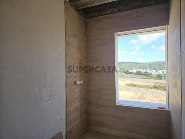 Moradia T4 com jardim, logradouro e terraço NOVA