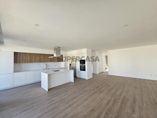 Moradia T4 com jardim, logradouro e terraço NOVA
