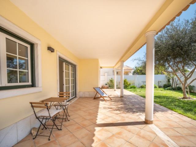 Moradia T4 com jardim, lareira e garagem na Parede