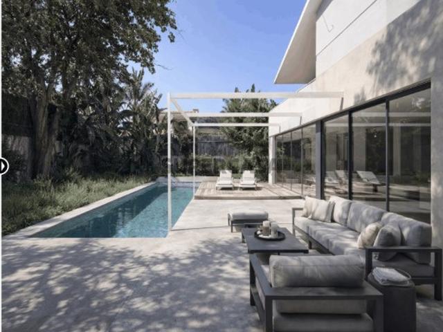Moradia T4 com jardim para venda no centro de Cascais